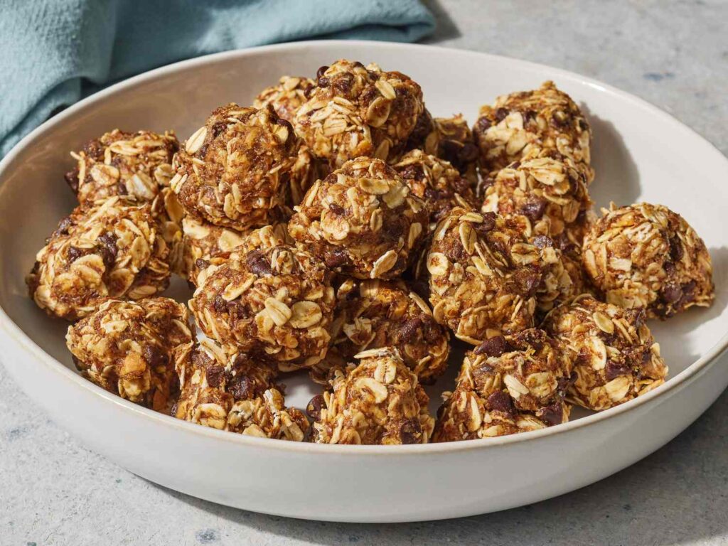 Oatmeal energy bites made with oats and nut butter